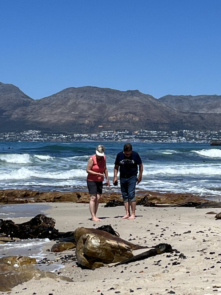 Am Strand in Kalk Bay, Südafrika