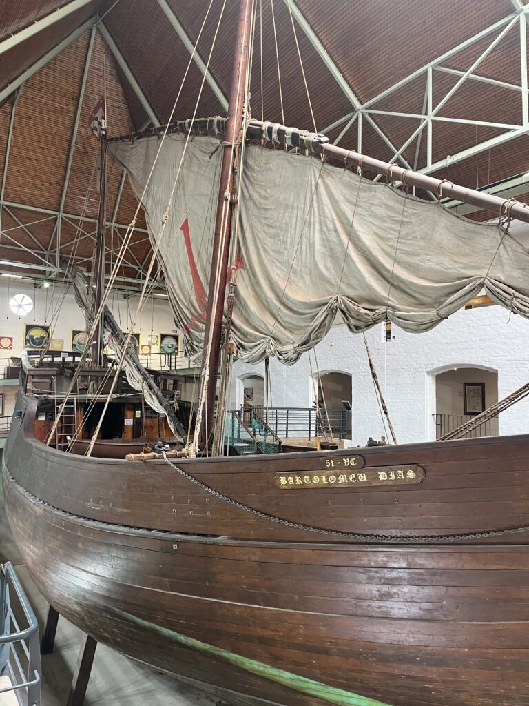 Replika des Schiffes von Bartolomeu Dias in Mosselbay, Südafrika